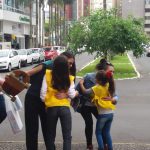 Crianças da IAM realizam ação “Abraço Grátis” na Praça XV de Novembro em Torres