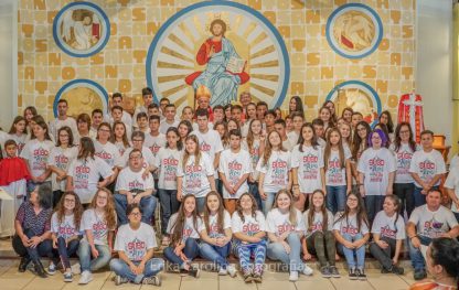 Mais de cem jovens recebem o sacramento da Crisma em Torres