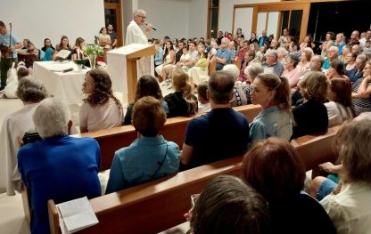 Comunidade Sagrada Família realiza primeira missa na Igreja
